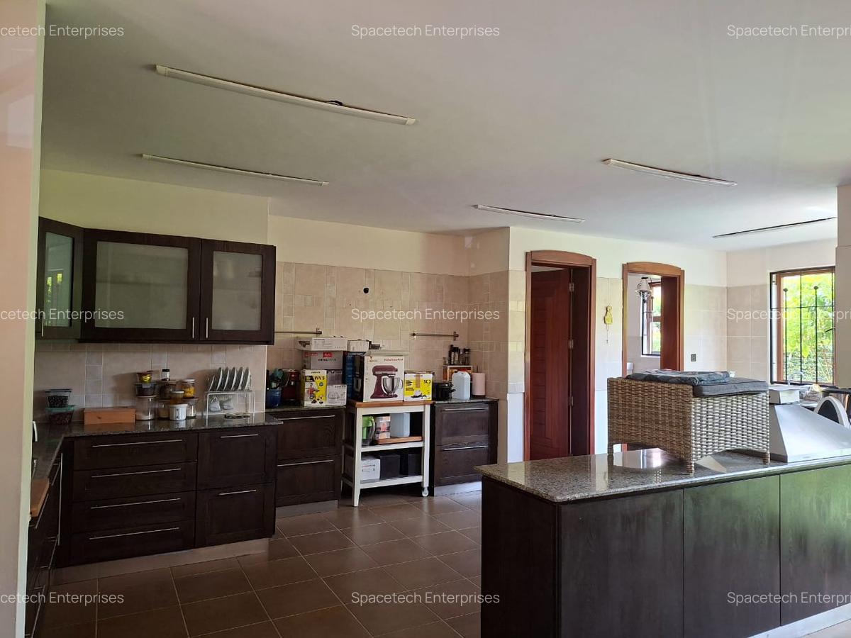 5 Bed House with En Suite in Runda - 10