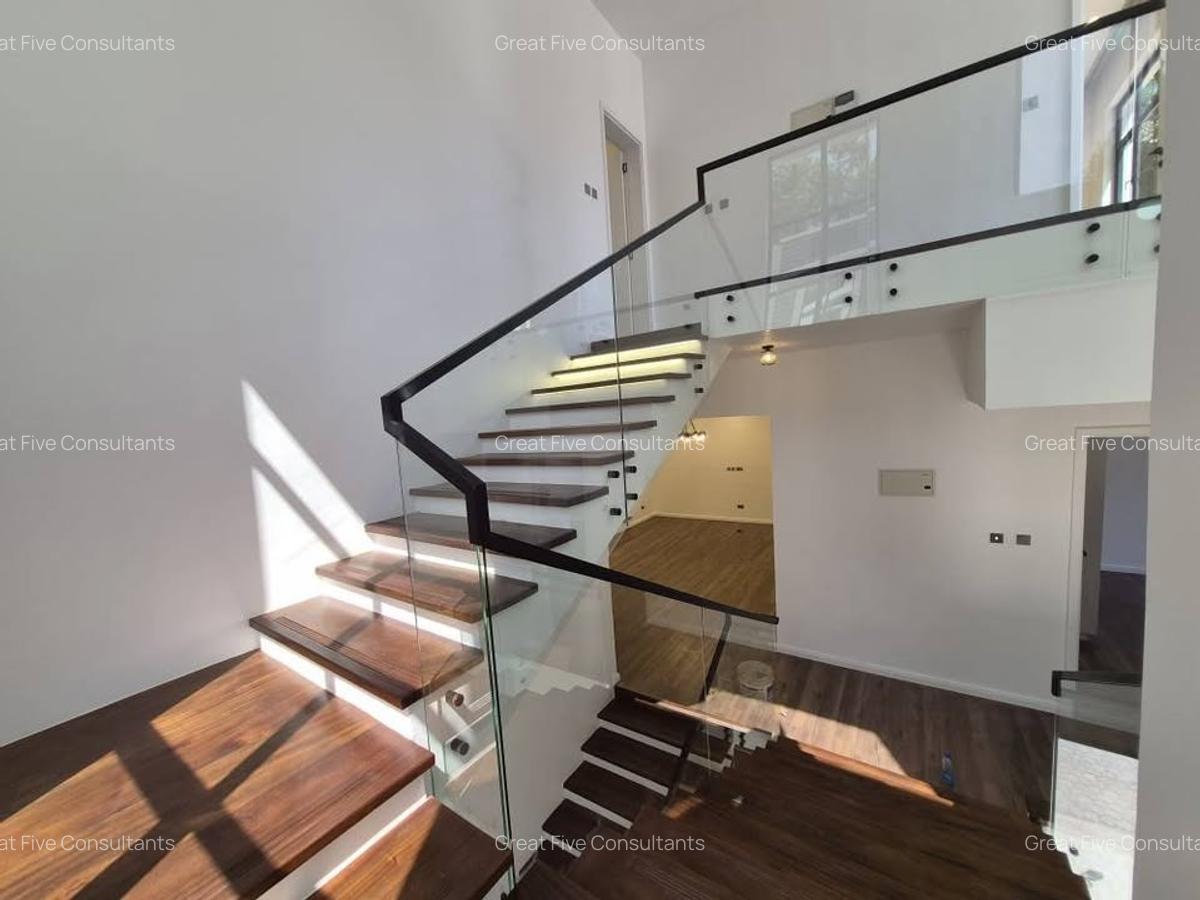 5 Bed House with En Suite in Lavington - 9