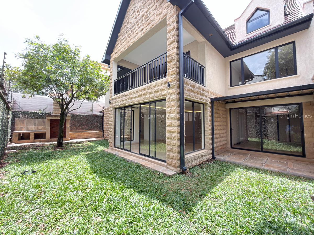 6 Bed Townhouse with En Suite at Lavington - 1