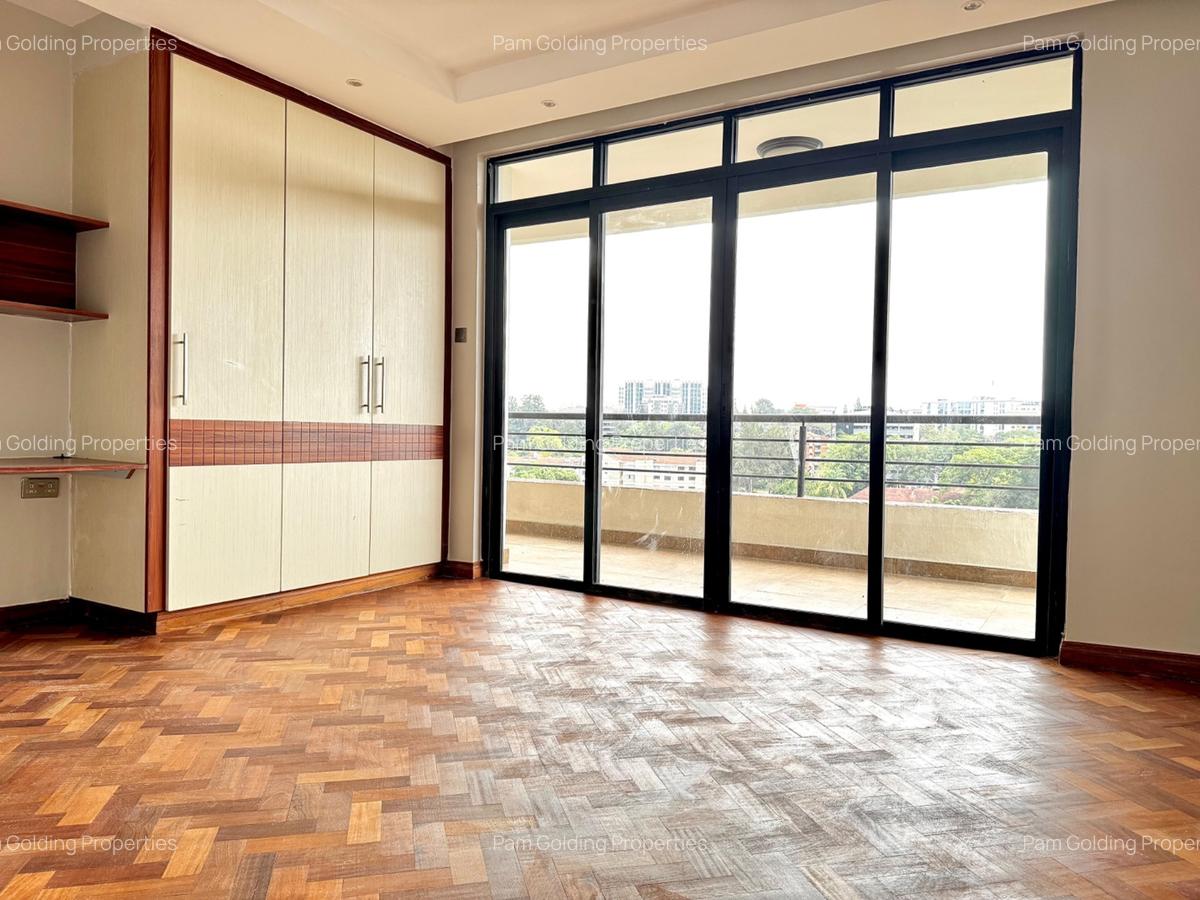 4 Bed Apartment with En Suite in Riverside - 15