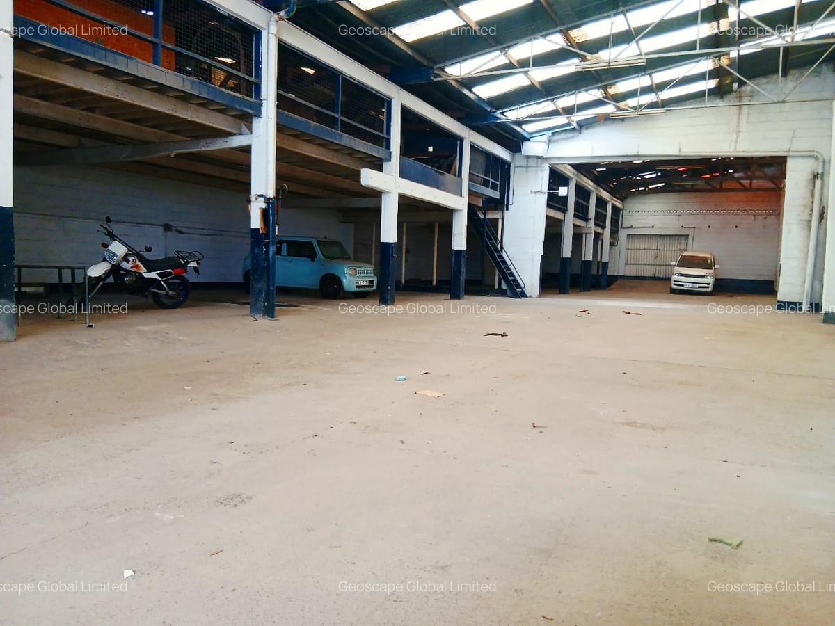 30,000 ft² Warehouse with Parking in Industrial Area - 8