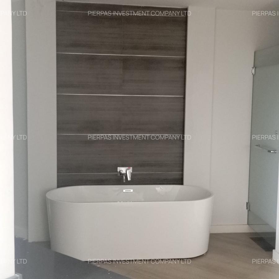 5 Bed Townhouse with En Suite in Lavington - 12