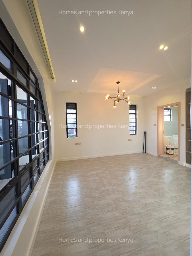 5 Bed Villa with En Suite in Membley - 11