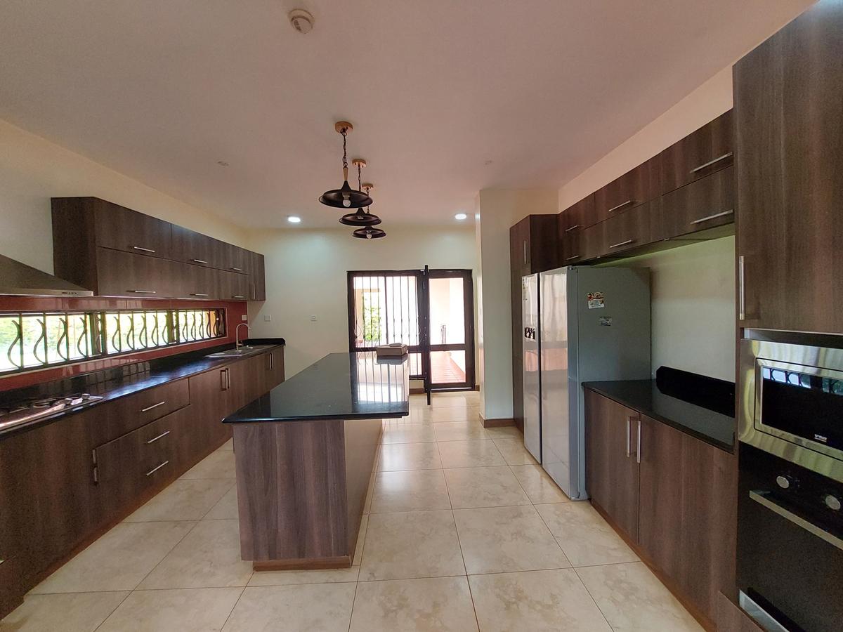 5 Bed House with En Suite at Soraya Drive - 9