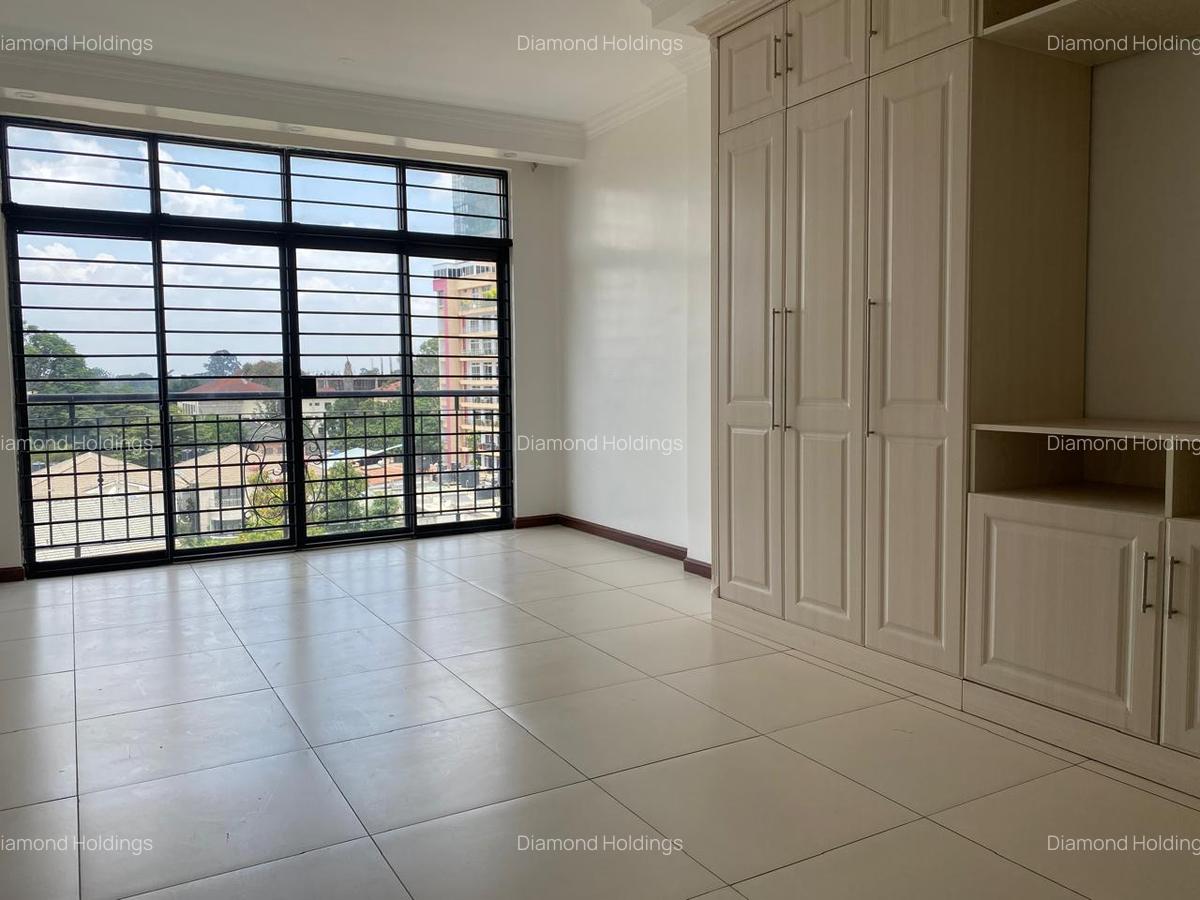 3 Bed Apartment with En Suite at Parklands - 12