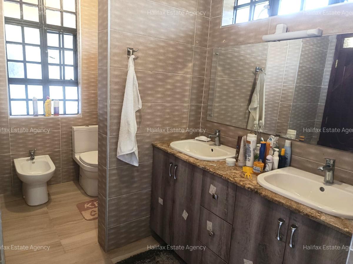 6 Bed House with En Suite in Runda - 4