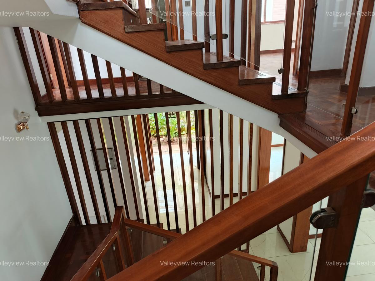 6 Bed Townhouse with En Suite at Lavington - 11