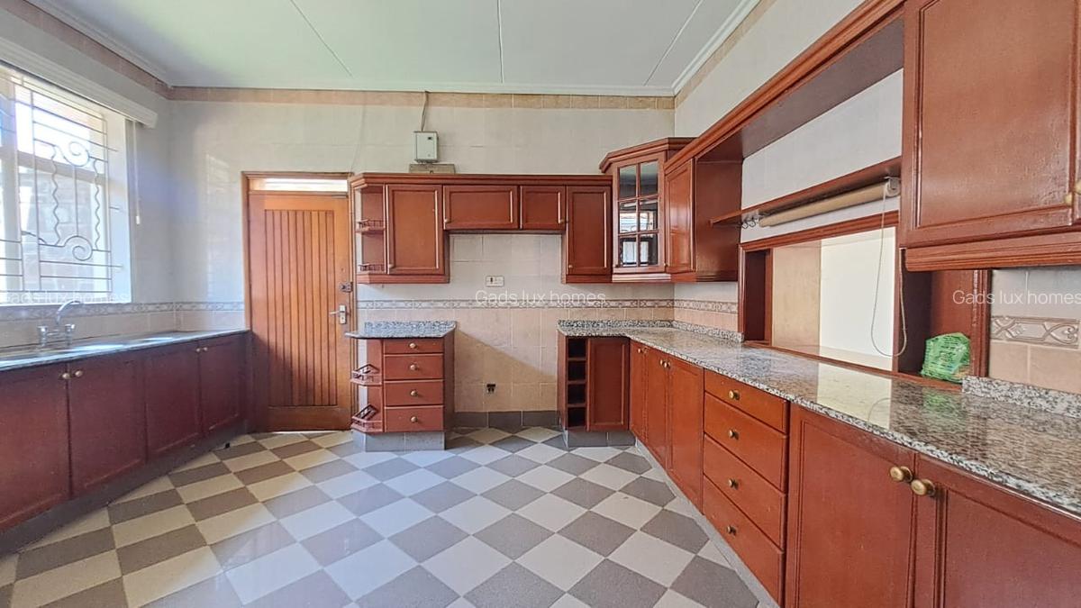 4 Bed Townhouse with En Suite at Spring Valley - 5