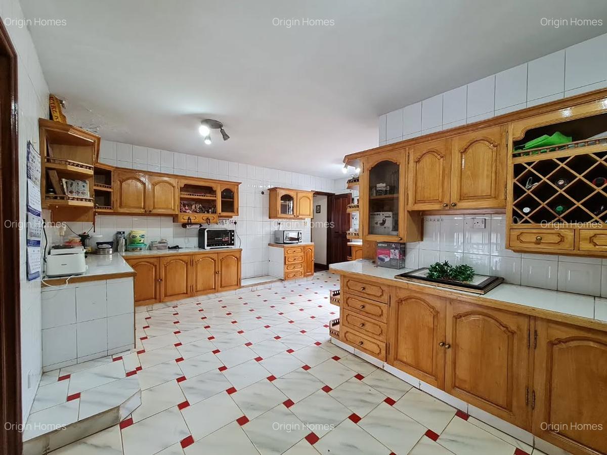 5 Bed House with En Suite at Nyari - 6