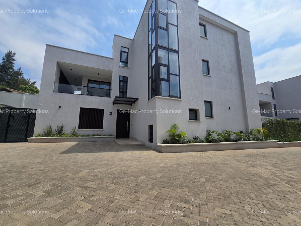 5 Bed House with En Suite in Lavington - 4