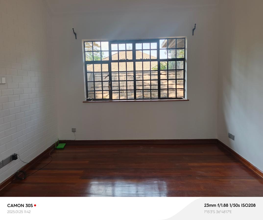 5 Bed Townhouse with En Suite in Spring Valley - 4