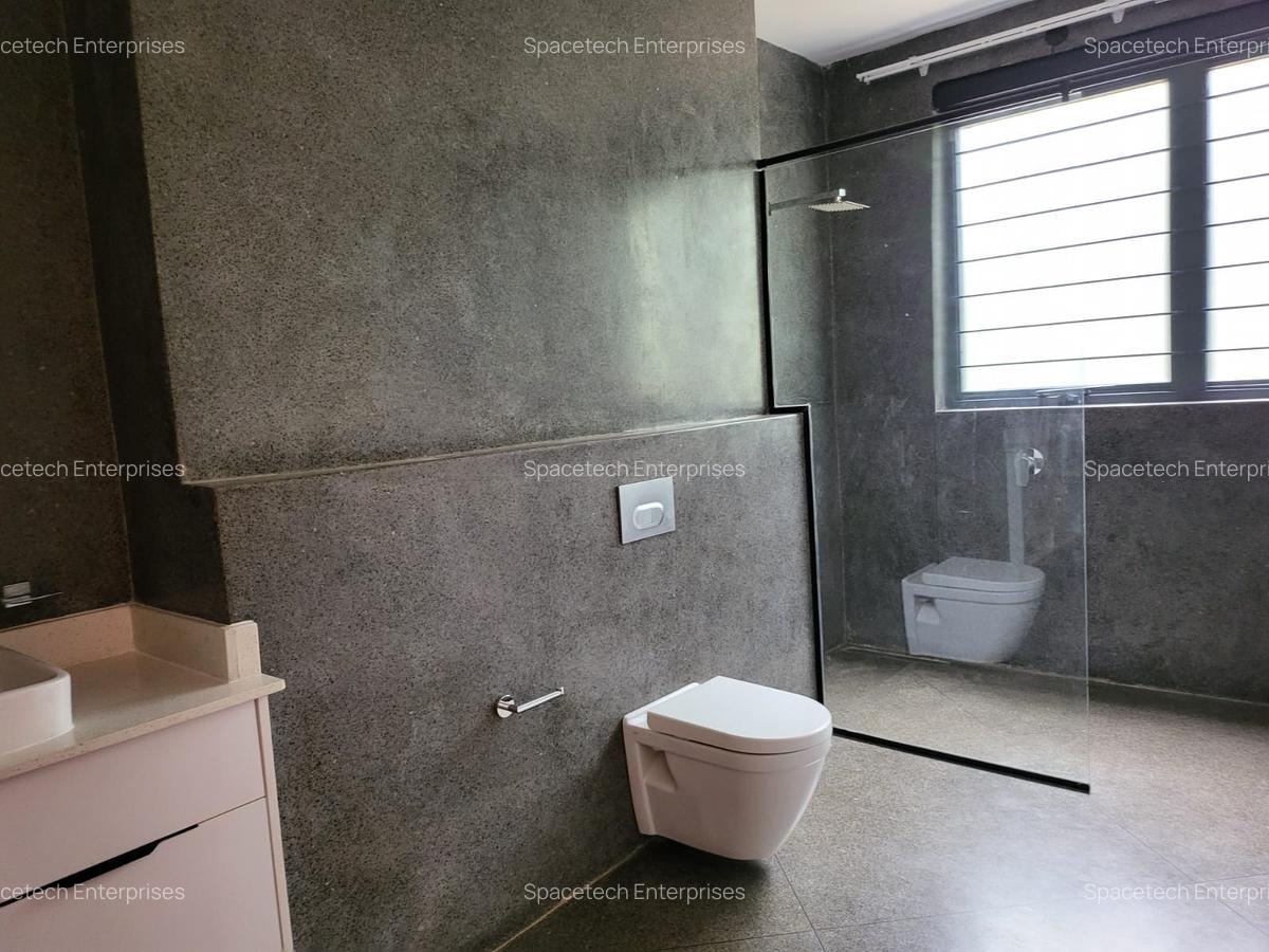 4 Bed Townhouse with En Suite in Lake View - 14