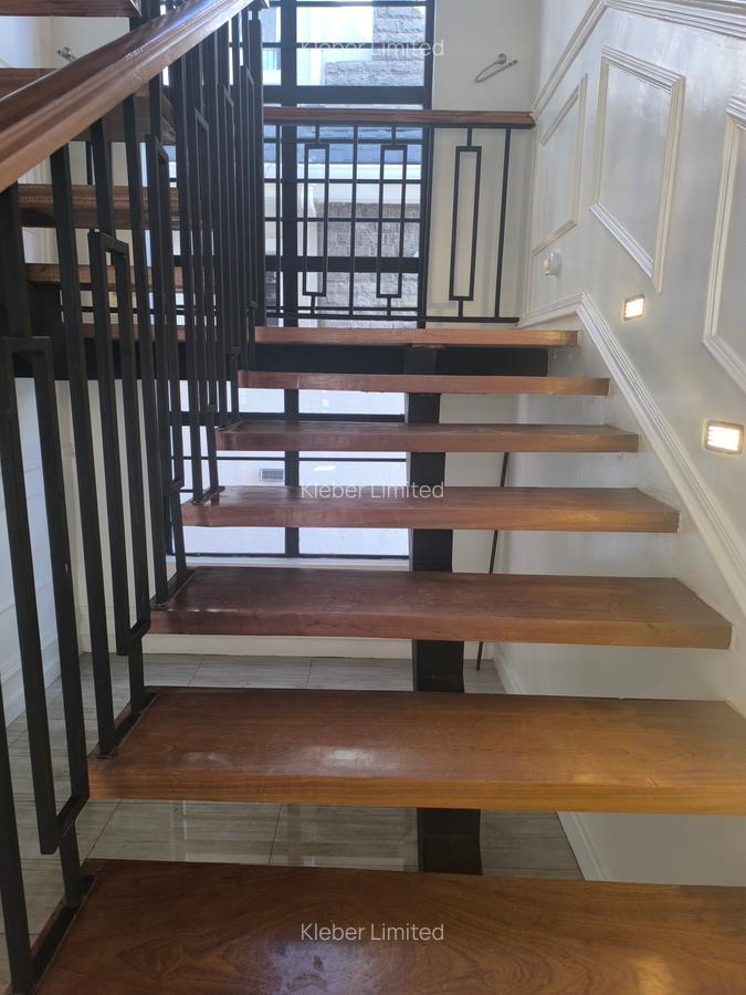 4 Bed House with En Suite in Membley - 7