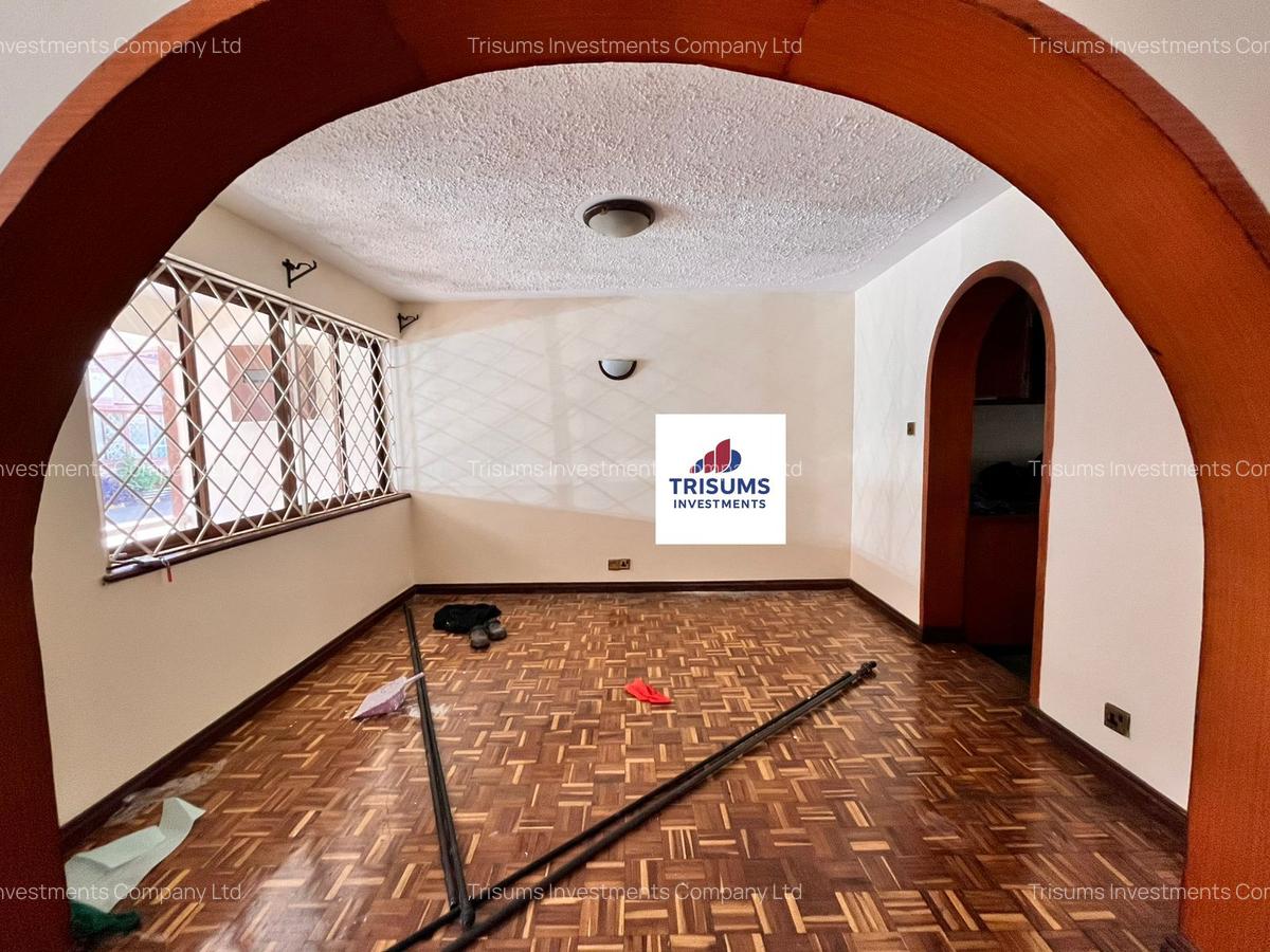 4 Bed House with En Suite in Lavington - 2