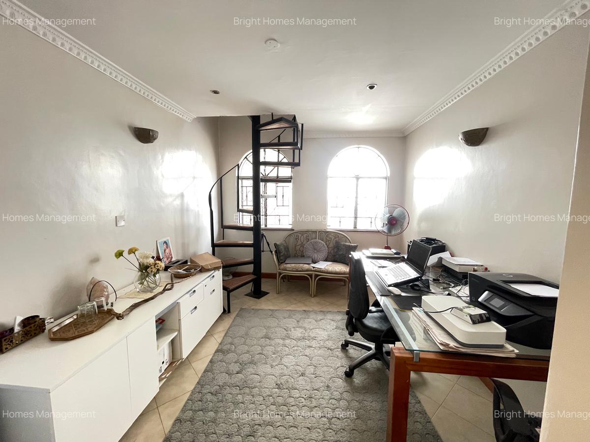 5 Bed Townhouse with Swimming Pool in Riverside - 5