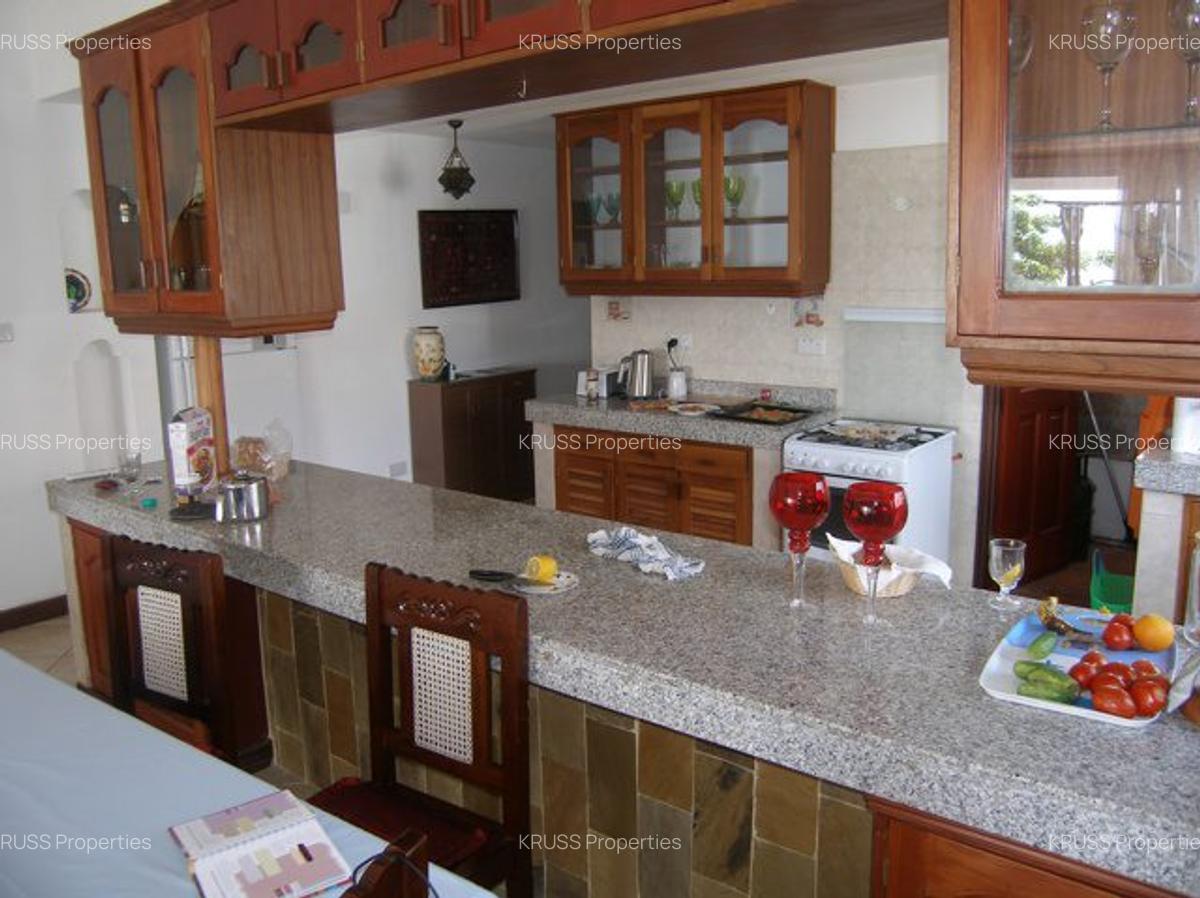 3 Bed Apartment with En Suite at As550 - 2