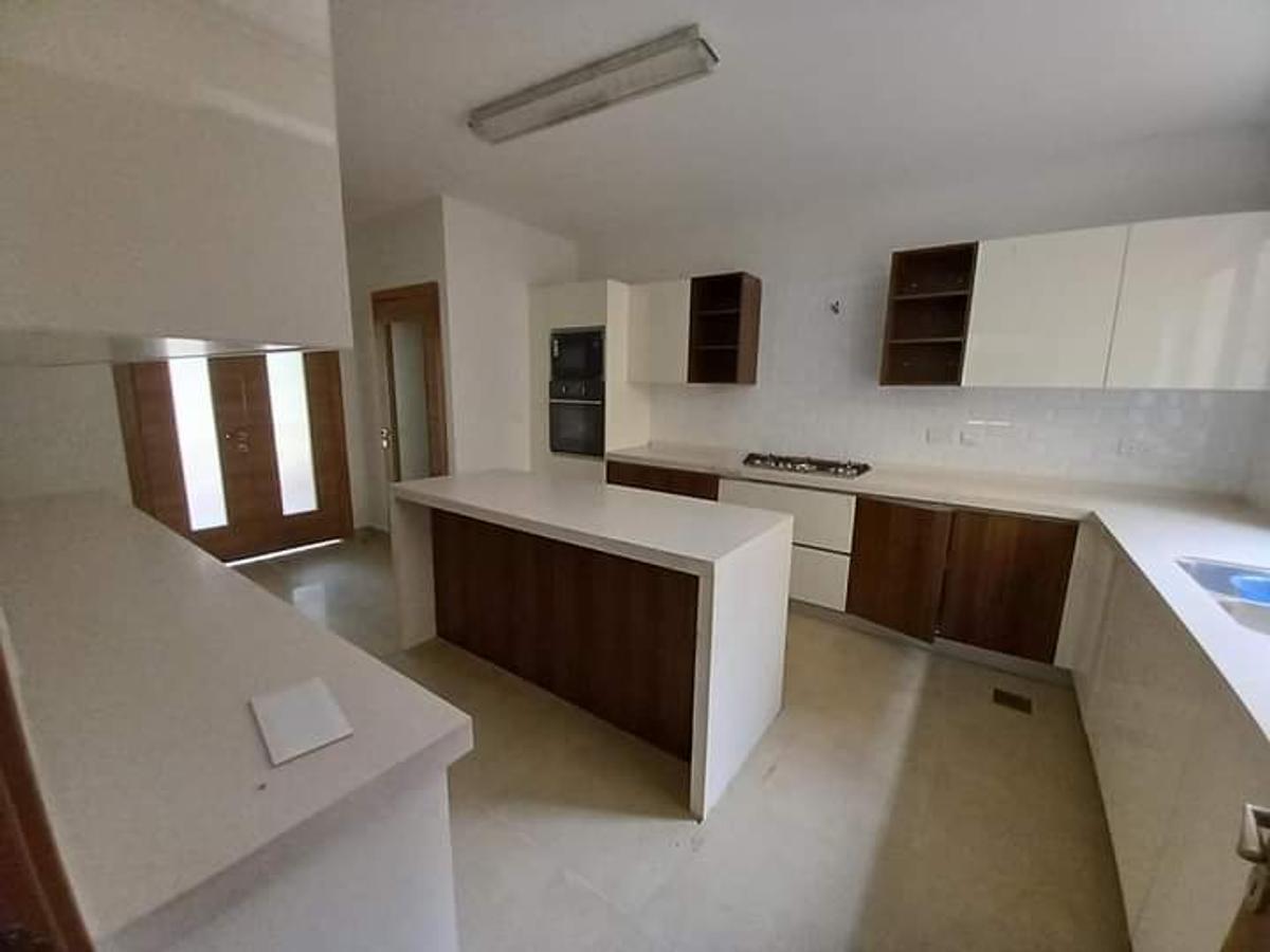 5 Bed Townhouse with En Suite in Lavington - 3