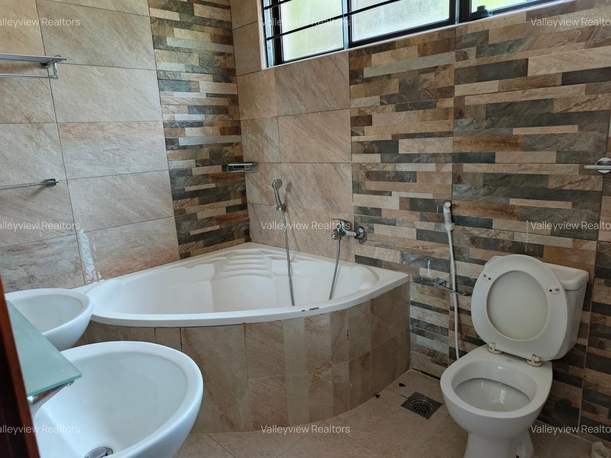 5 Bed Townhouse with En Suite at Lavington - 8