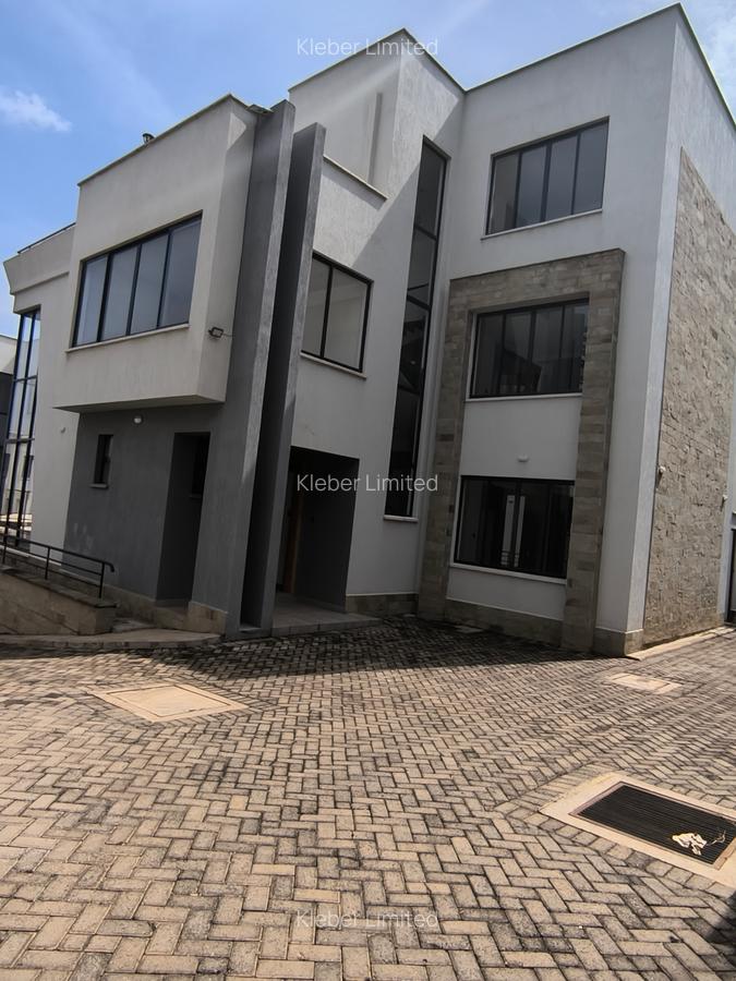 5 Bed Villa with En Suite in Lavington - 1