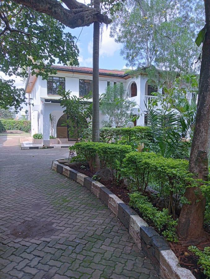 5 Bed House with Swimming Pool at Garden Estate - 4