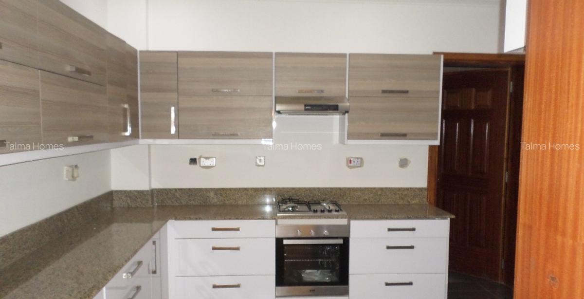 2 Bed Apartment with En Suite at Off Church Rd - 5