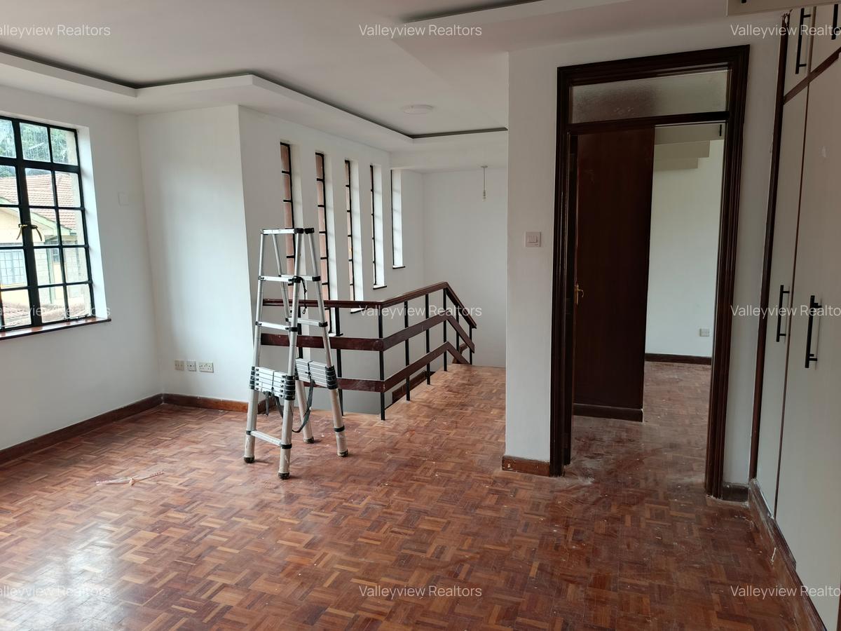 4 Bed Townhouse with En Suite at Lavington - 16