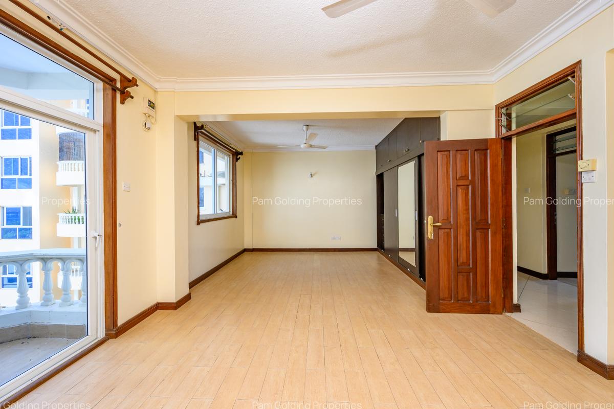 3 Bed Apartment with En Suite at Oceanic Road - 11