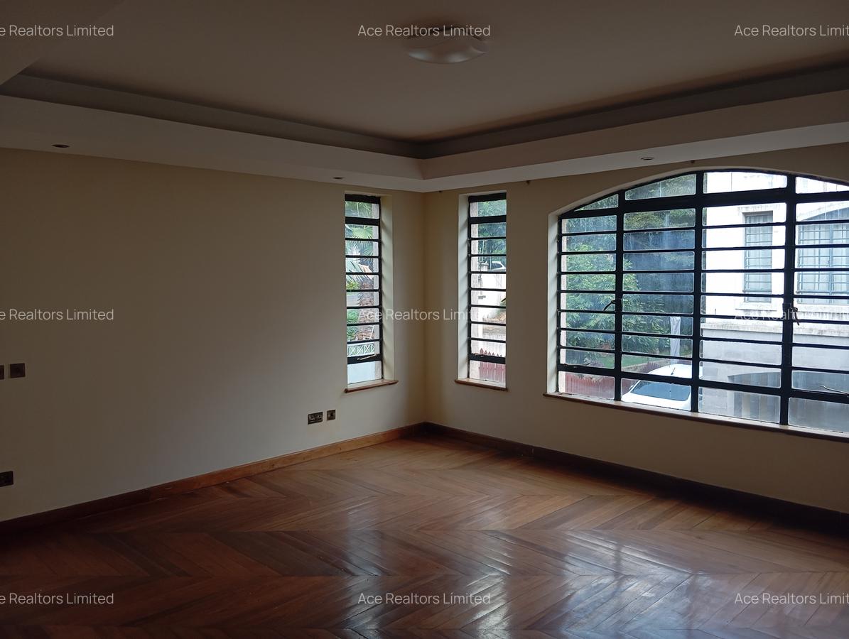 5 Bed Townhouse with En Suite at Lavington - 8