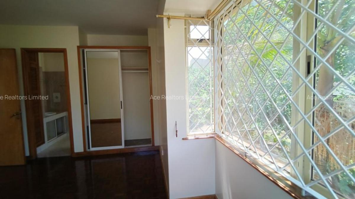 4 Bed Villa with En Suite at Dennis Pritt Road - 18