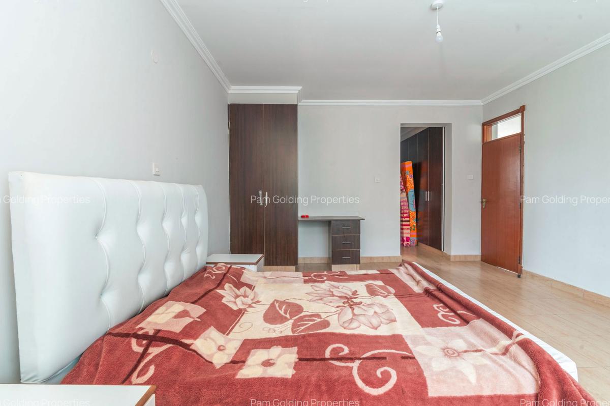 4 Bed Townhouse with En Suite at Queen Estate Road - 11