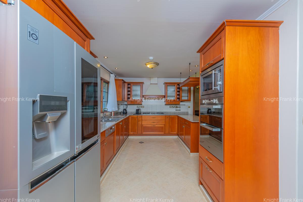 3 Bed House with En Suite in Ridgeways - 6