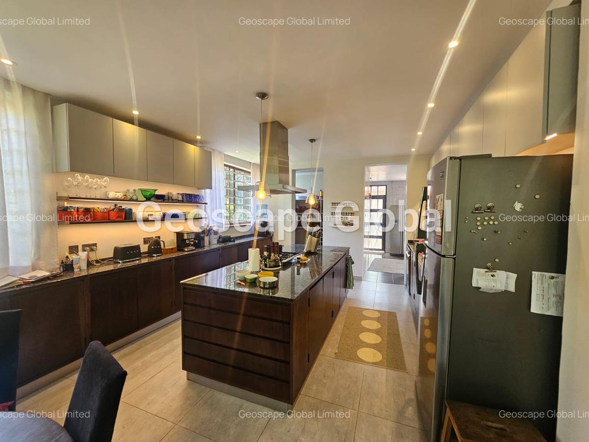 5 Bed House with En Suite in Runda - 16