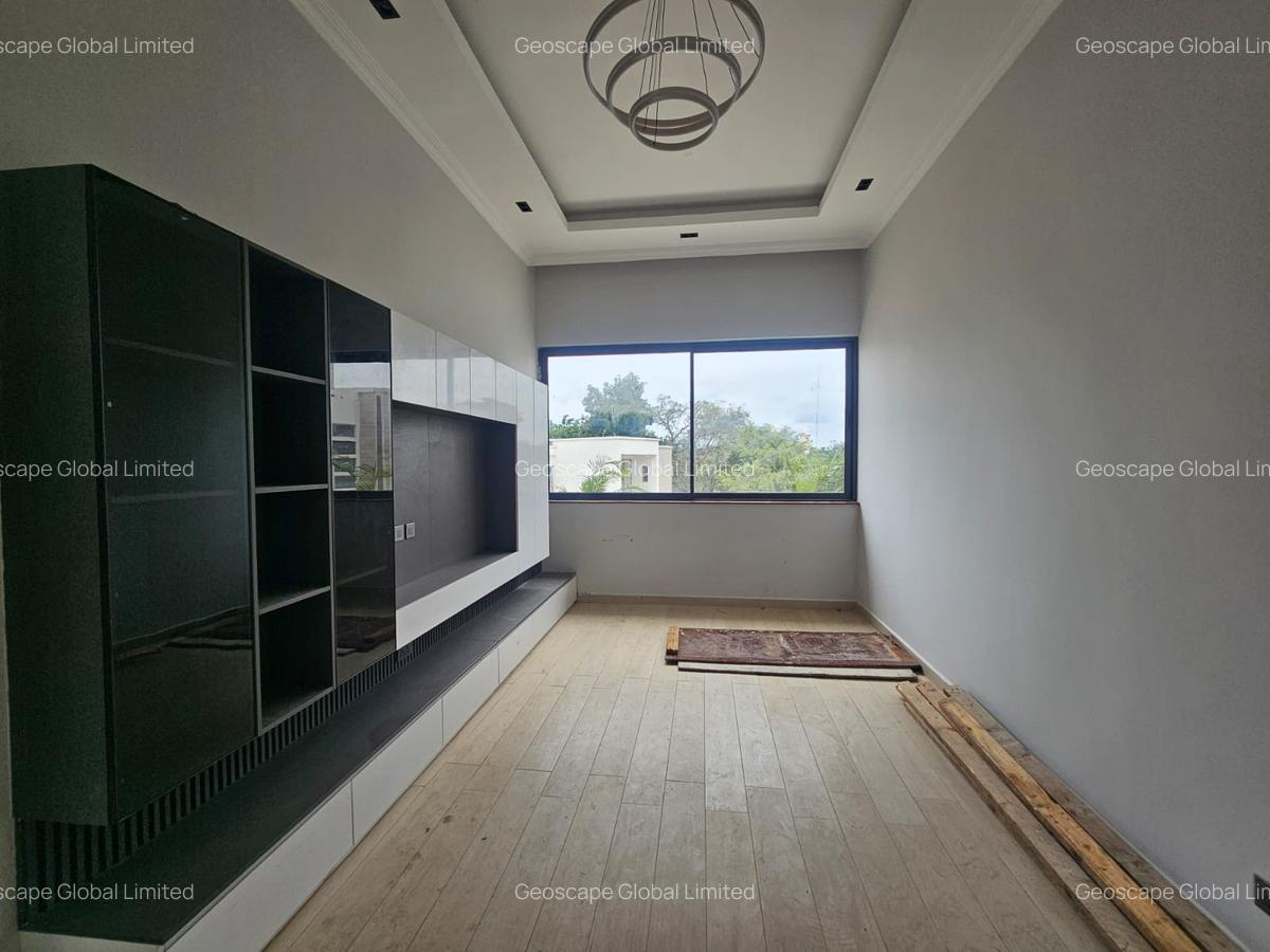 5 Bed House with En Suite in Lavington - 3