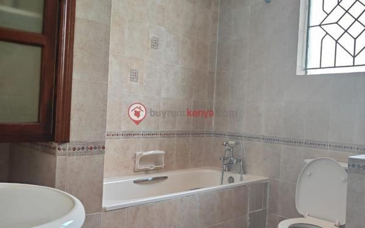 6 Bed Townhouse with En Suite at Lavington - 4