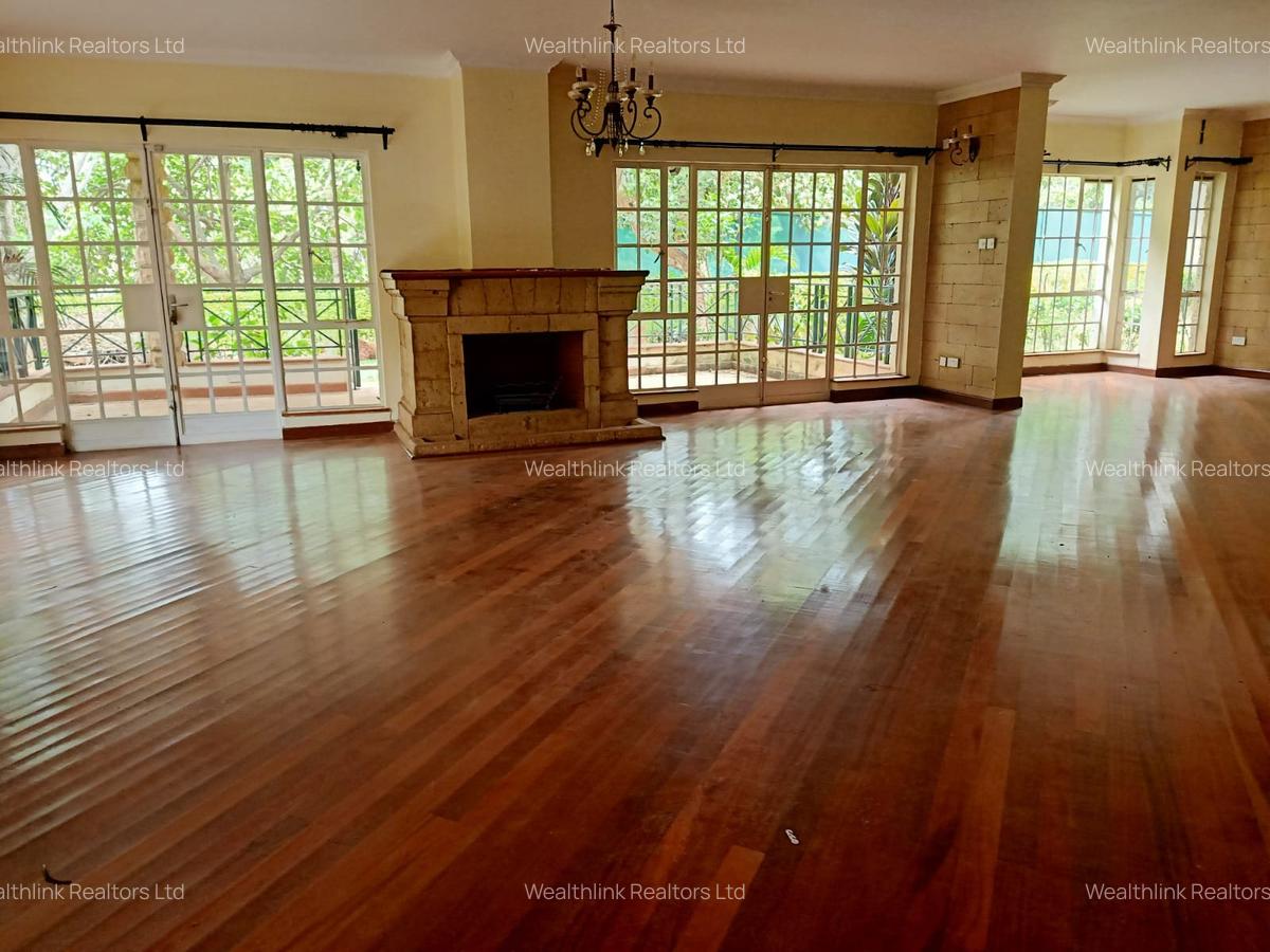 5 Bed Townhouse with En Suite at Lonetree - 4