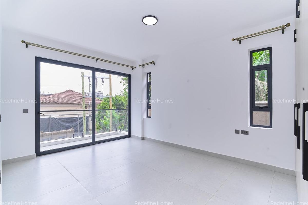 3 Bed Apartment with En Suite in Brookside - 12