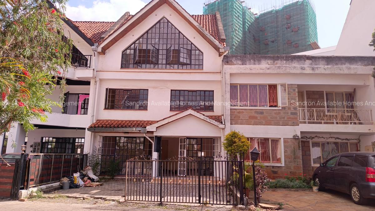 5 Bed Villa with En Suite in Brookside - 1