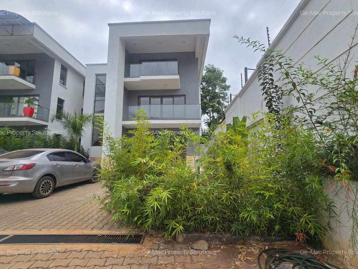 5 Bed House with En Suite in Lavington - 1