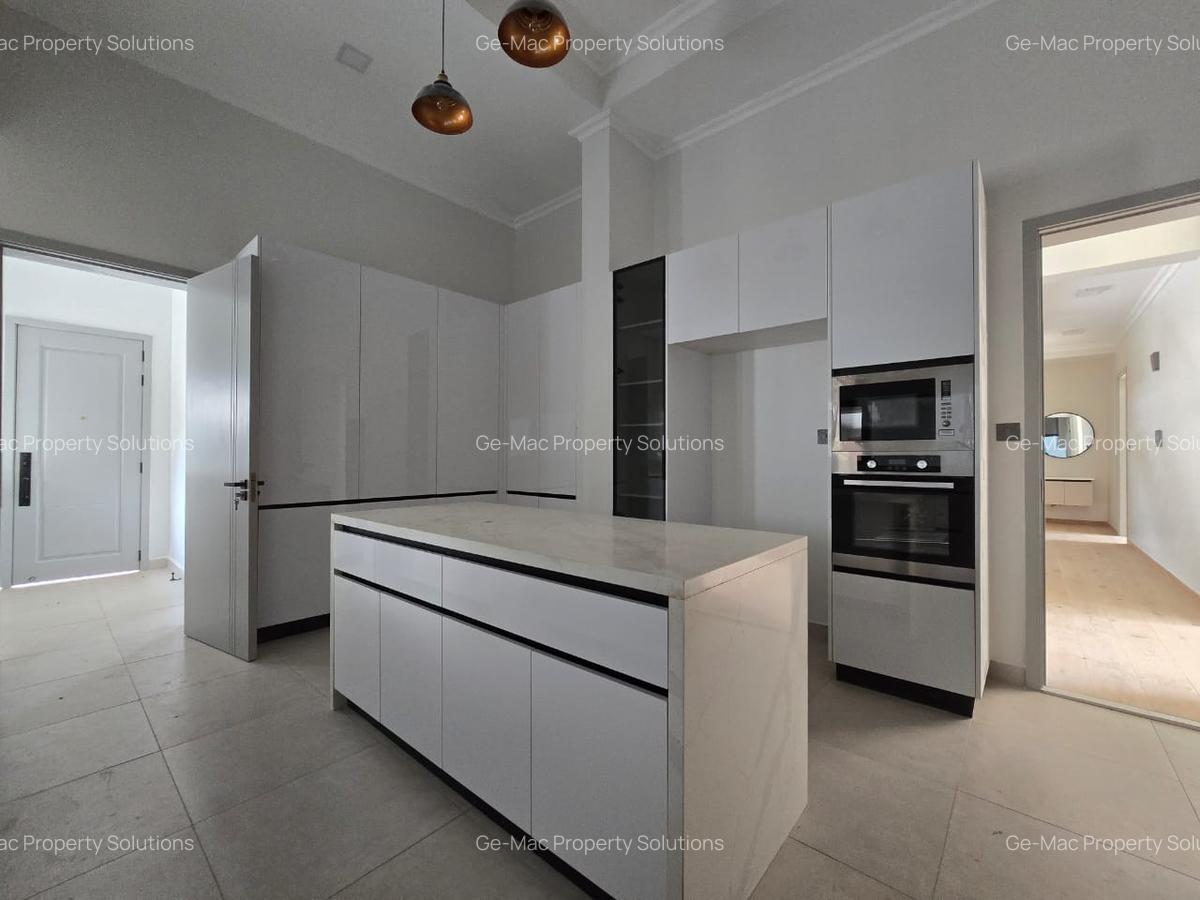 5 Bed House with Garden in Lavington - 11