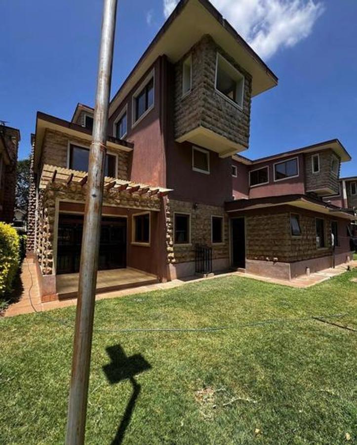 5 bed house with en suite in lavington