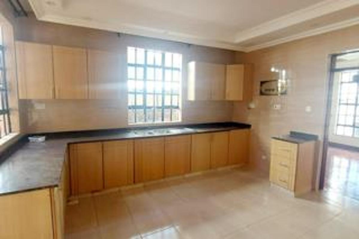 5 Bed Townhouse with En Suite at Lavington Green - 9