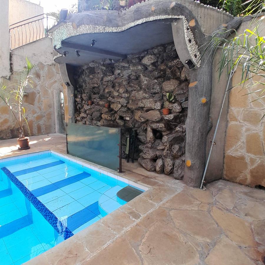 4 Bed House with En Suite in Spring Valley - 2