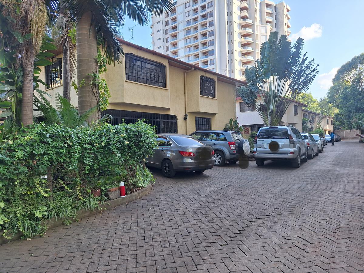 5 Bed Townhouse with En Suite in General Mathenge - 4