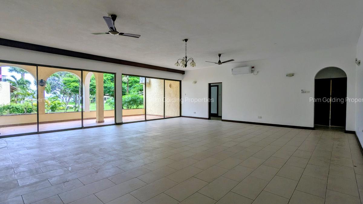 3 Bed Apartment with En Suite at Greenwood Drive - 6