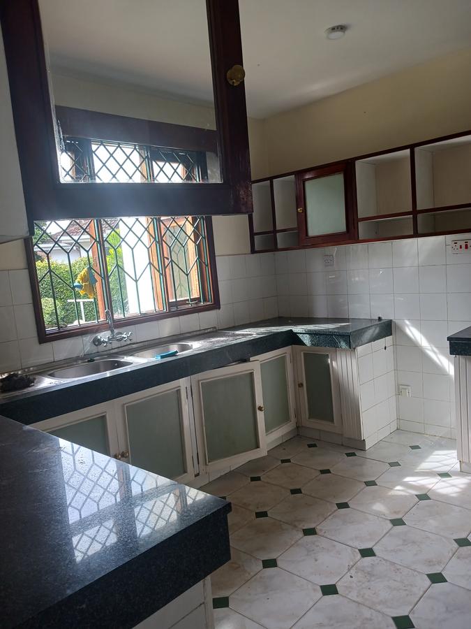 4 Bed House with En Suite at Lavington - 20