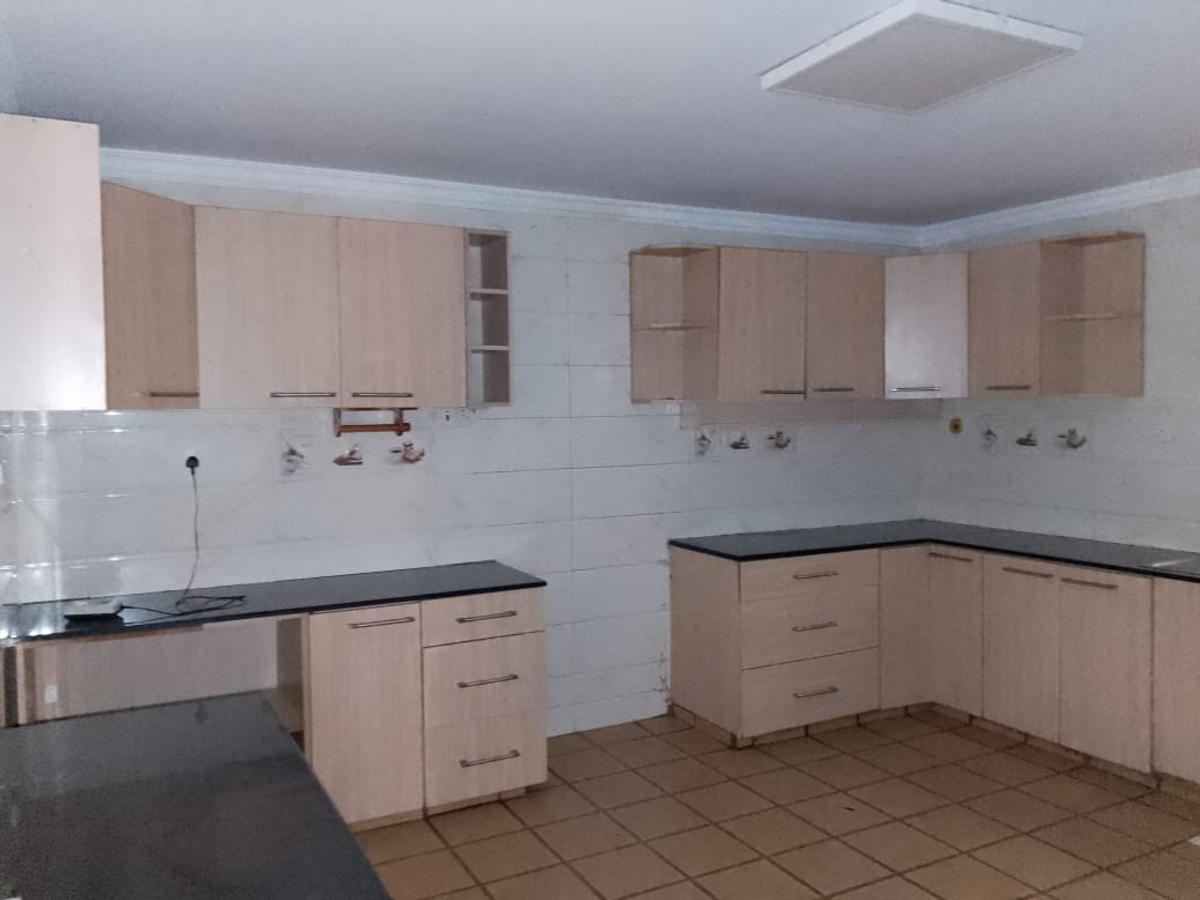 4 Bed House with En Suite in Ridgeways - 3