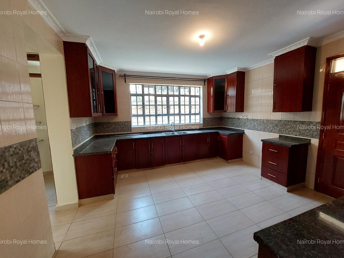 5 Bed Townhouse with En Suite at Lavington Road - 8