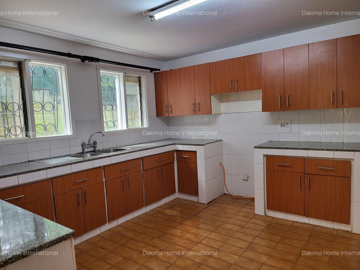 4 Bed House with En Suite in Hill View - 2