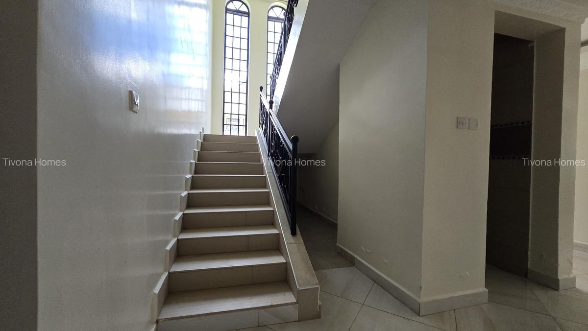 5 Bed House with En Suite in Garden Estate - 17