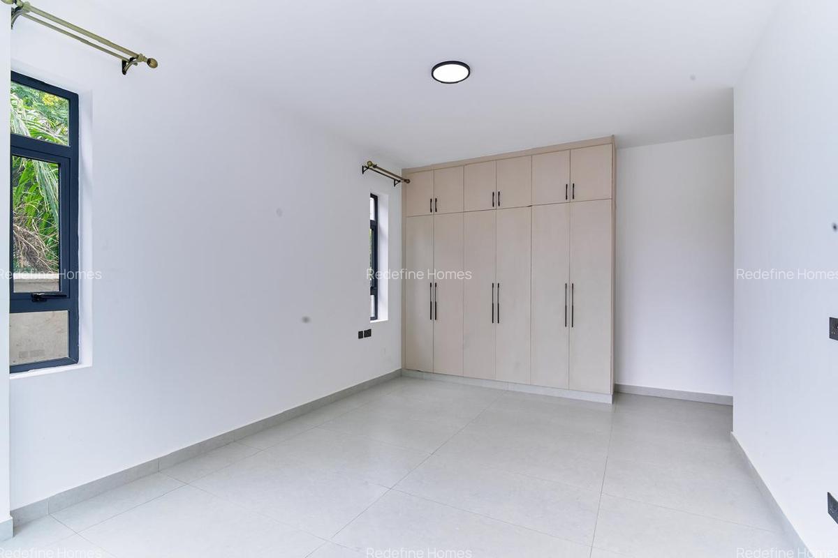 3 Bed Apartment with En Suite in Brookside - 16